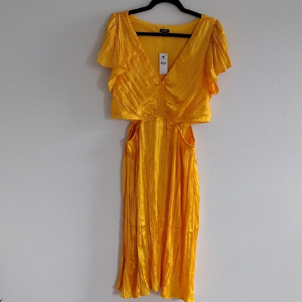 Express Satin V-Neck Flutter Sleeve Pleated Cutout Midi Dress. - Picture 9 of 16